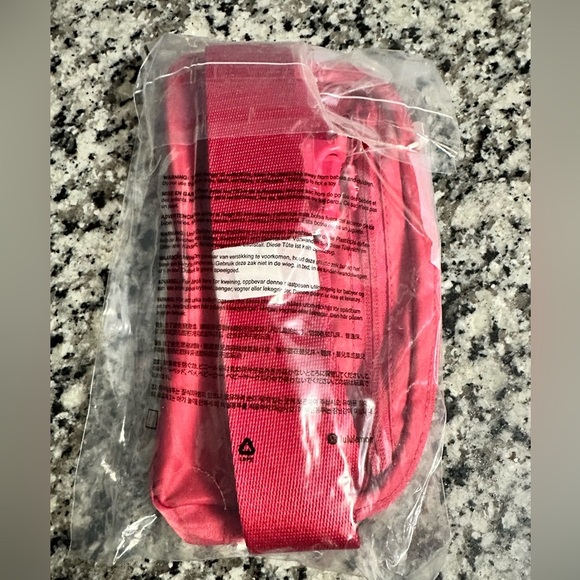 NWT Everywhere Belt Bag 1L - Picture 6 of 7